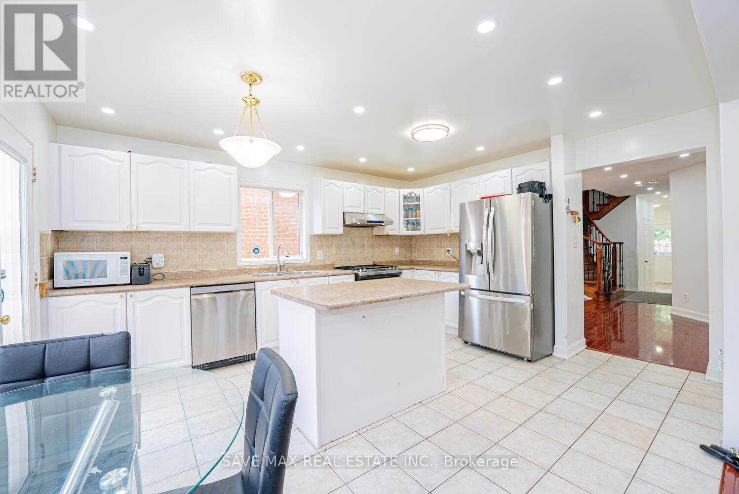 3 Gander Crescent, Brampton, Ontario  L6P 2J5 - Photo 7 - W12359644