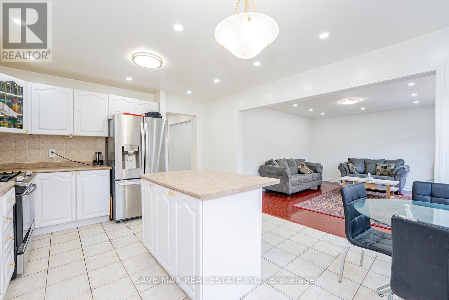 3 Gander Crescent, Brampton, Ontario  L6P 2J5 - Photo 9 - W12359644