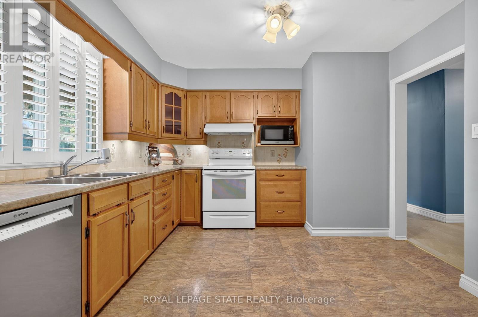1040 Cedar Avenue, Burlington, Ontario  L7T 2S1 - Photo 7 - W12451219