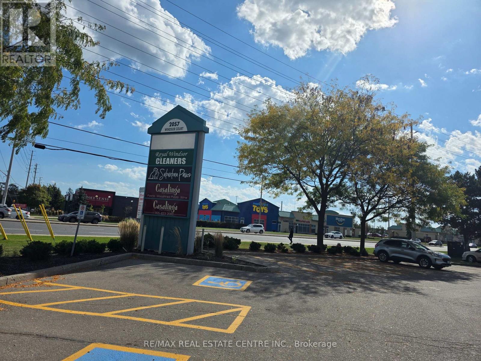 2057 Royal Windsor Drive, Mississauga, Ontario  L5J 1K5 - Photo 2 - W12451233