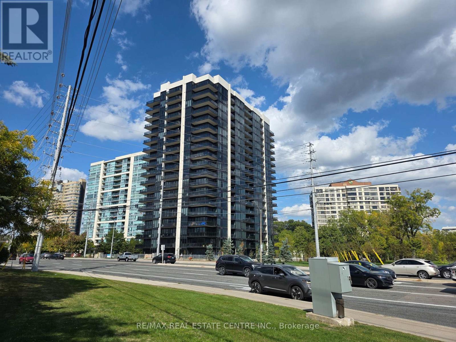 2057 Royal Windsor Drive, Mississauga, Ontario  L5J 1K5 - Photo 3 - W12451233