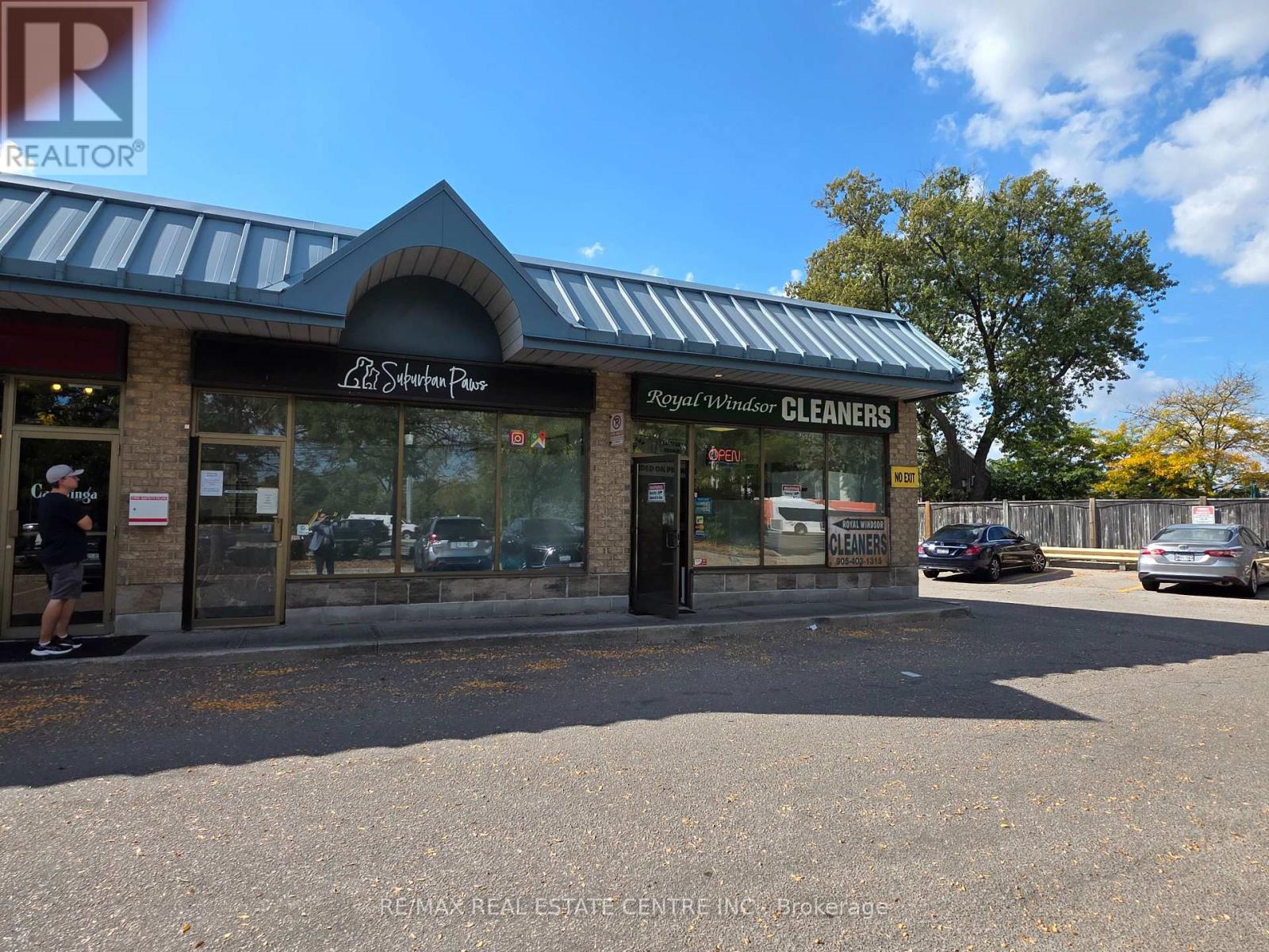 2057 Royal Windsor Drive, Mississauga, Ontario  L5J 1K5 - Photo 5 - W12451233