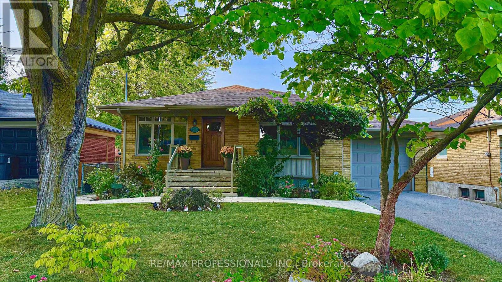 84 North Heights Road, Toronto, Ontario  M9B 2T8 - Photo 2 - W12451250