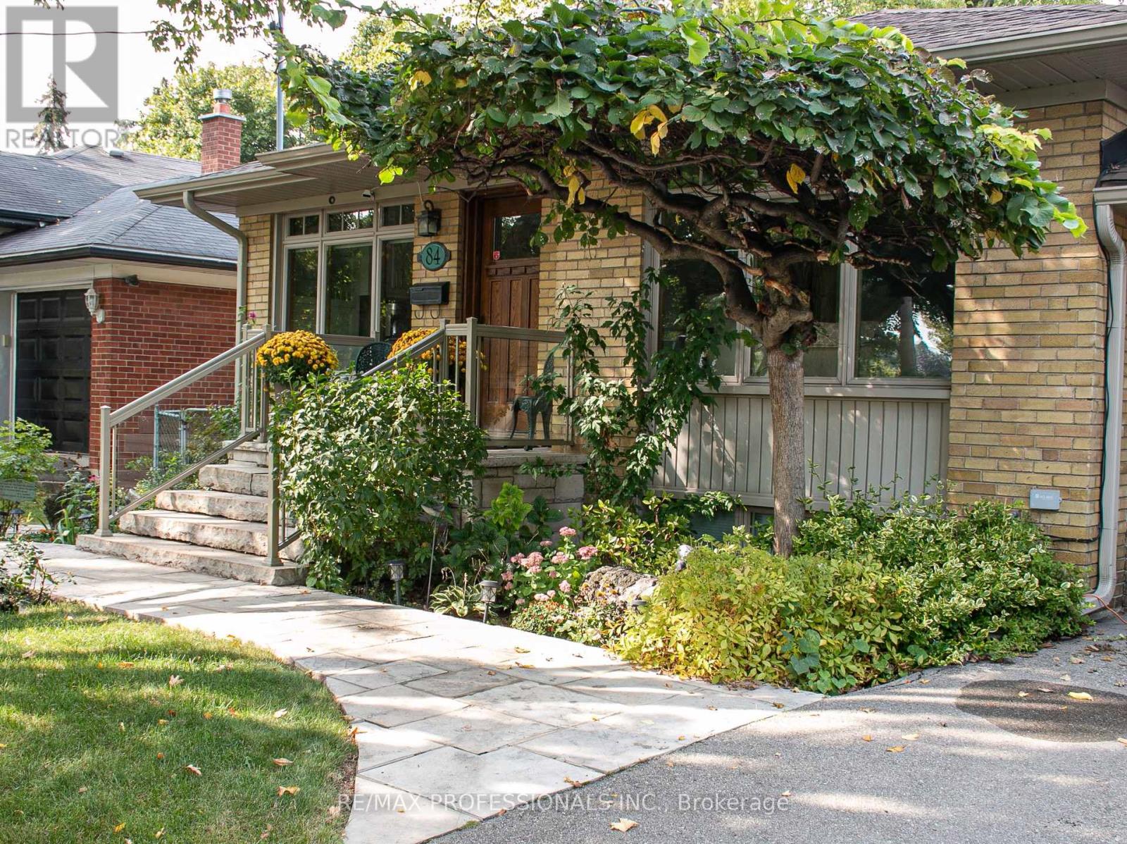 84 North Heights Road, Toronto, Ontario  M9B 2T8 - Photo 3 - W12451250