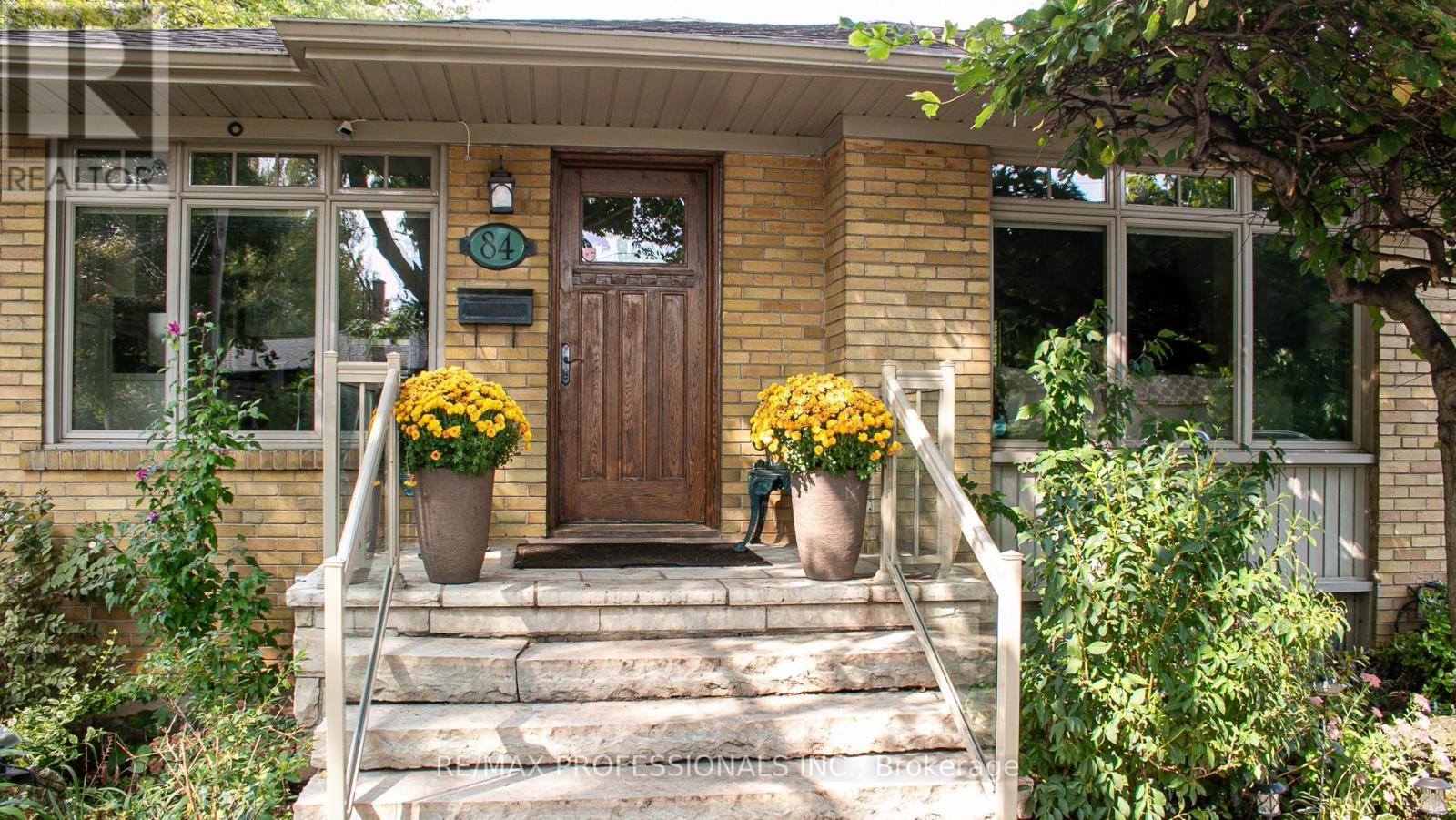 84 North Heights Road, Toronto, Ontario  M9B 2T8 - Photo 4 - W12451250
