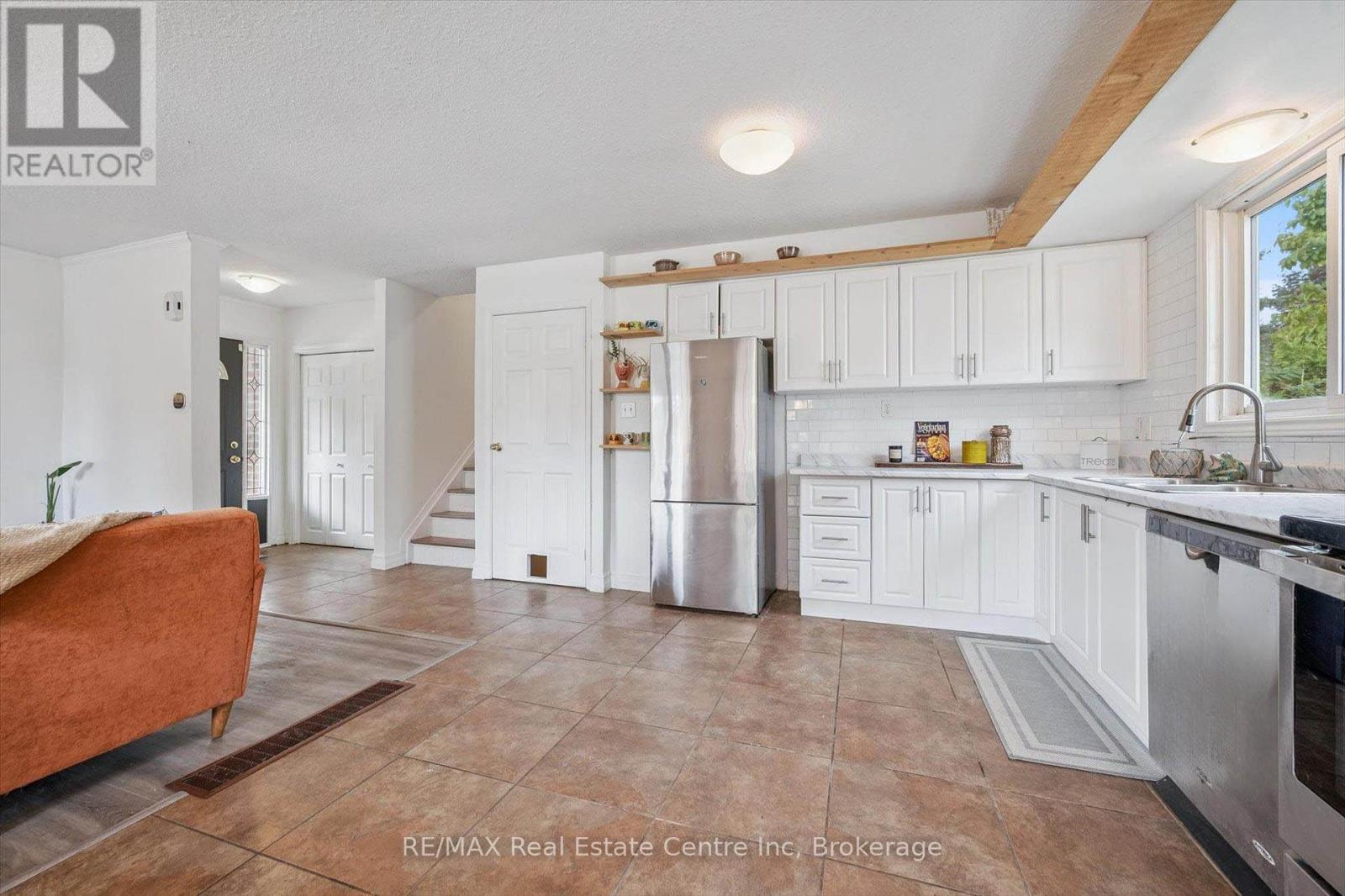 15 Avra Court, Guelph, Ontario  N1H 7B2 - Photo 5 - X12451301