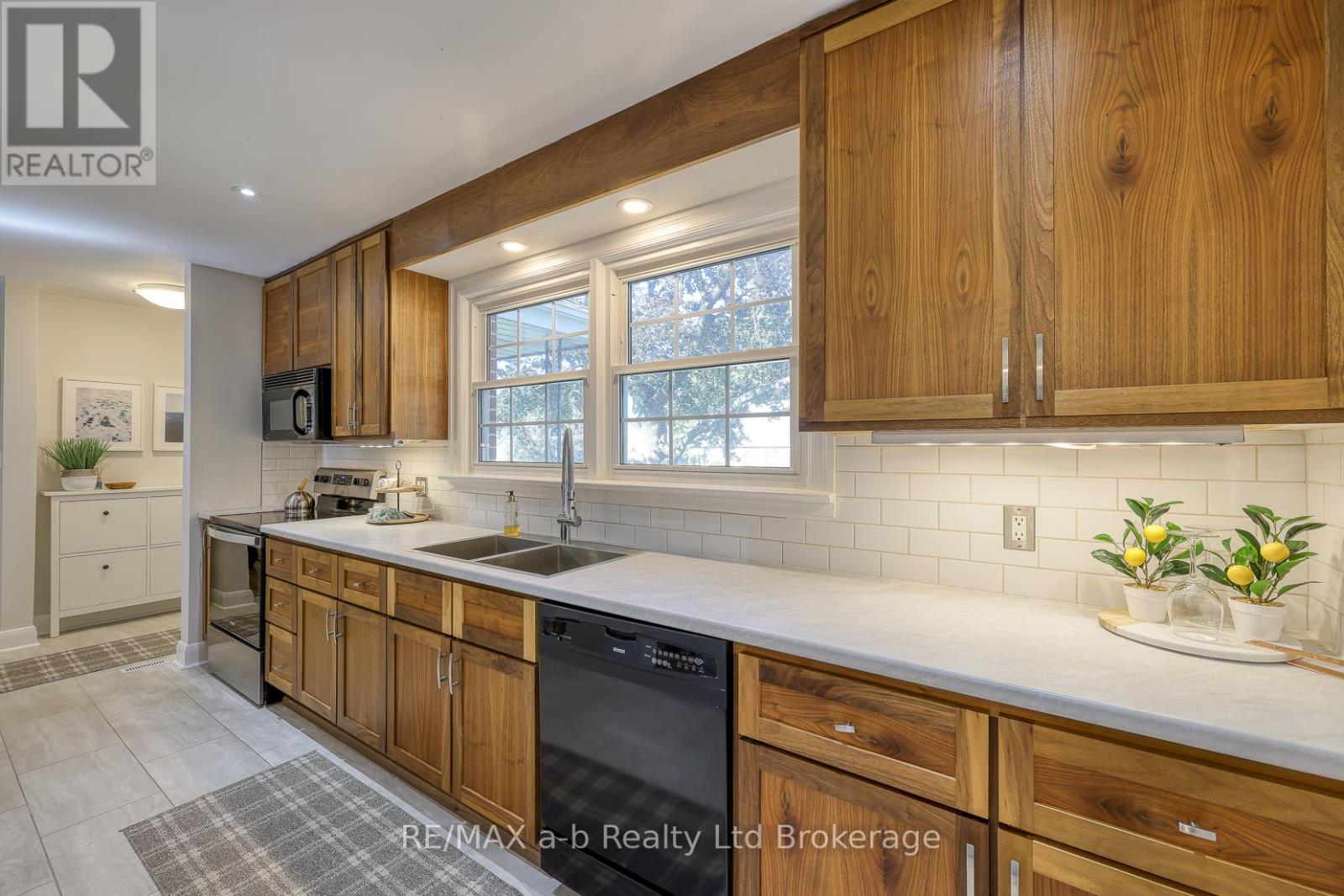 796 Bayswater Street, Woodstock, Ontario  N4S 5K5 - Photo 4 - X12451398
