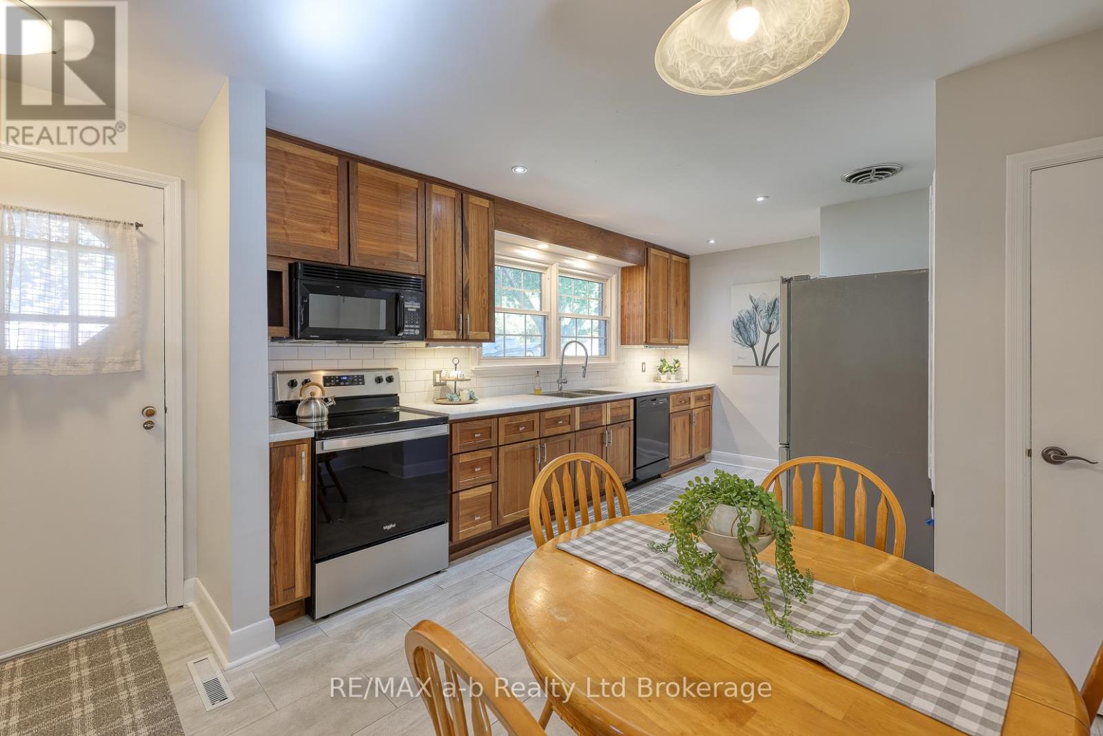 796 Bayswater Street, Woodstock, Ontario  N4S 5K5 - Photo 6 - X12451398