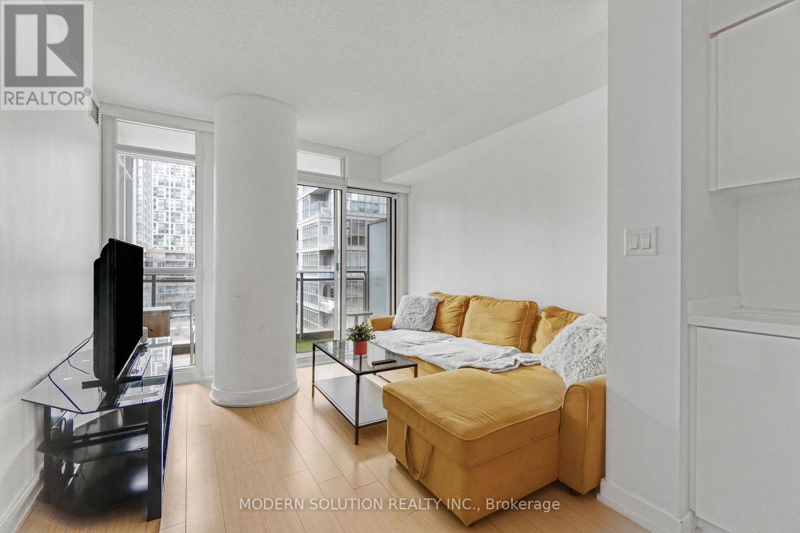 925 - 10 Capreol Court, Toronto (Waterfront Communities), Ontario  M5V 4B3 - Photo 10 - C12451388