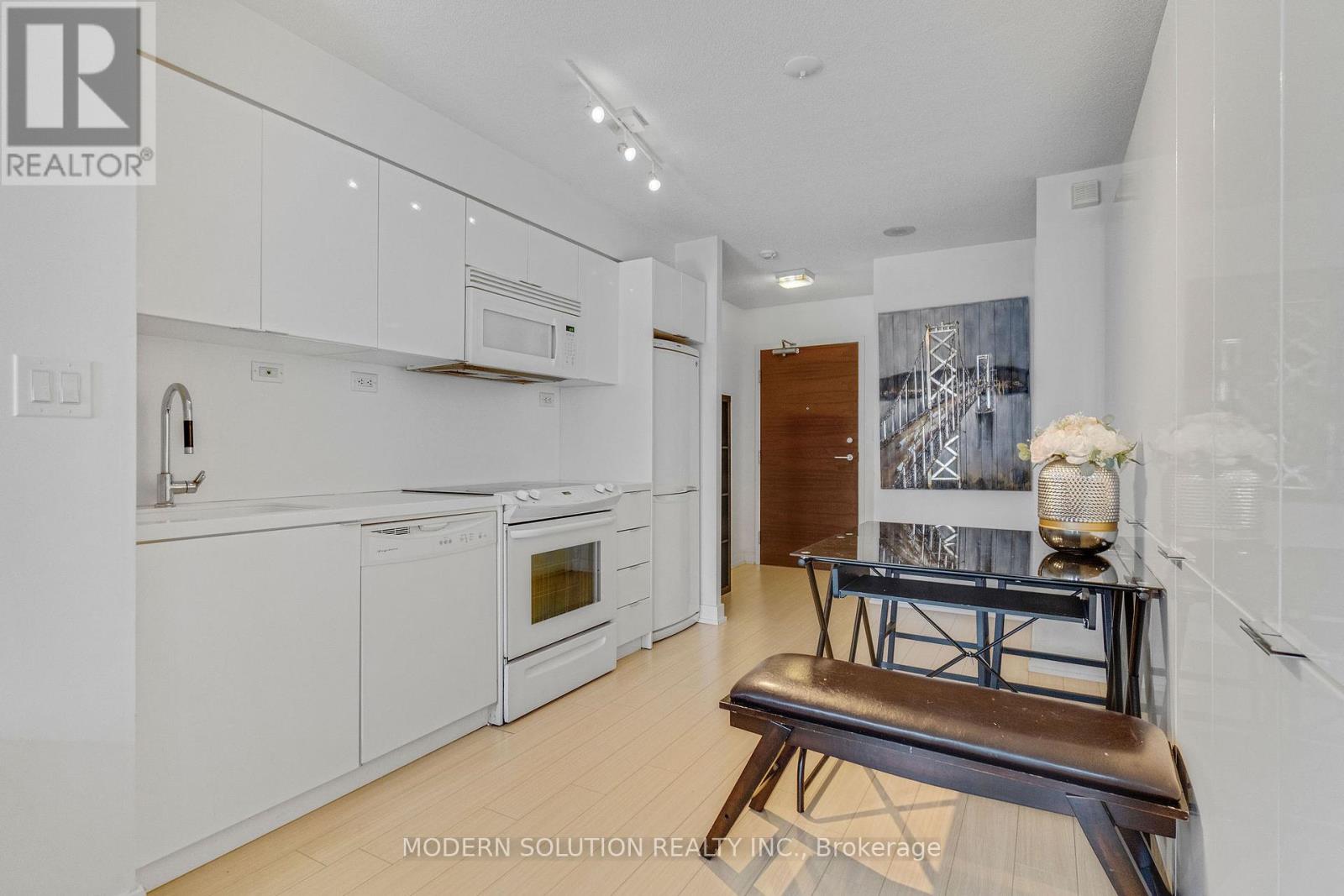 925 - 10 Capreol Court, Toronto (Waterfront Communities), Ontario  M5V 4B3 - Photo 12 - C12451388