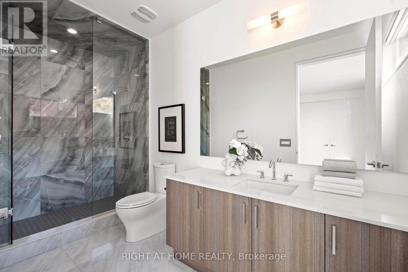 15 Fairmeadow Avenue, Toronto (St. Andrew-Windfields), Ontario  M2P 0A5 - Photo 27 - C12451429