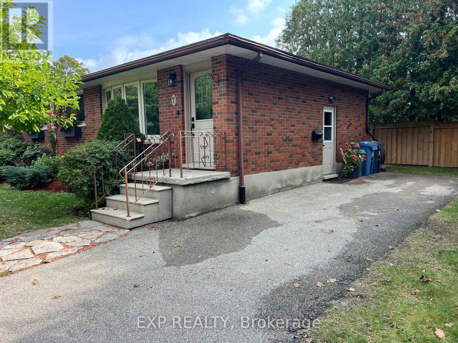7 Golfview Road, Guelph, Ontario  N1E 1A3 - Photo 2 - X12422480