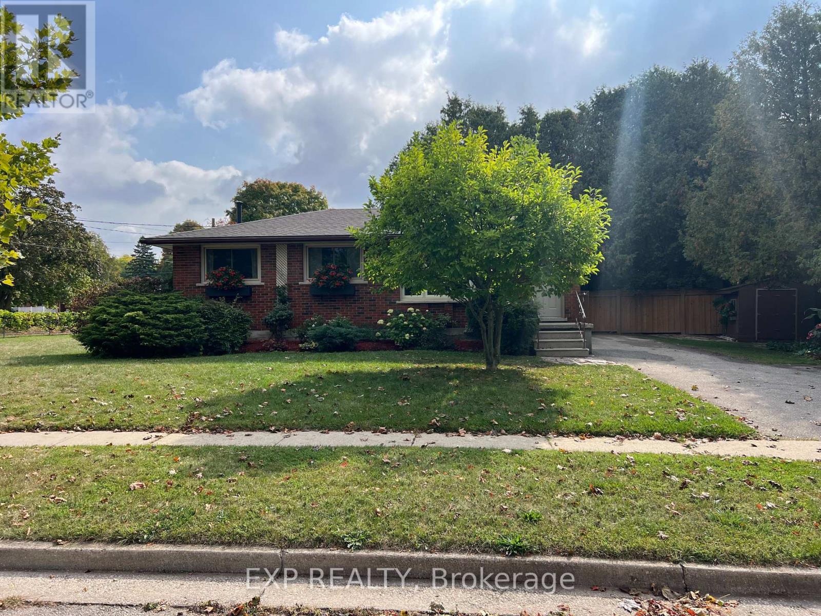 7 Golfview Road, Guelph, Ontario  N1E 1A3 - Photo 3 - X12422480