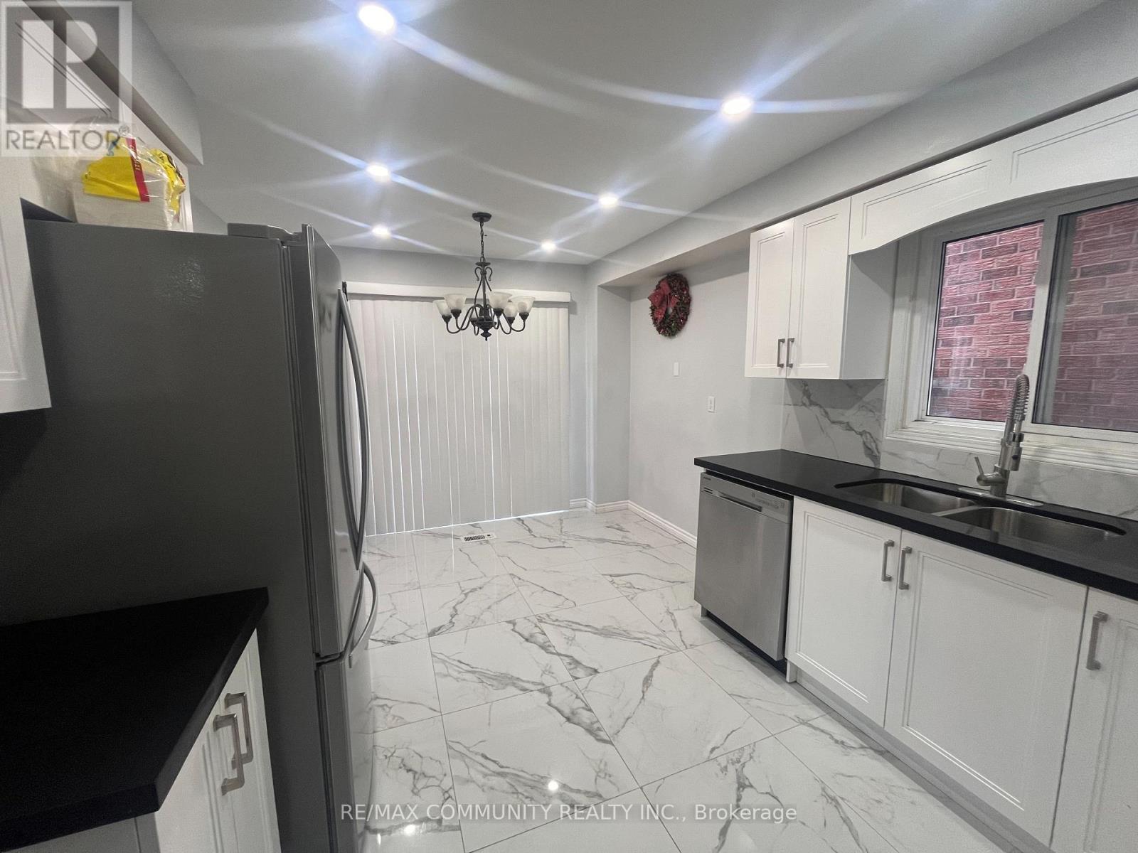 40 Furrow Drive, Whitby (Rolling Acres), Ontario  L1R 1Y6 - Photo 5 - E12451310