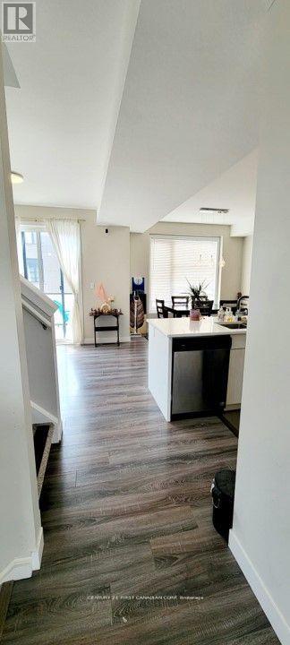 962 West Village Square, London North, Ontario  N6H 0J7 - Photo 14 - X12451442