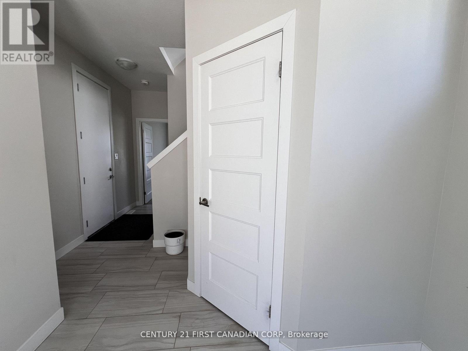 962 West Village Square, London North, Ontario  N6H 0J7 - Photo 6 - X12451442