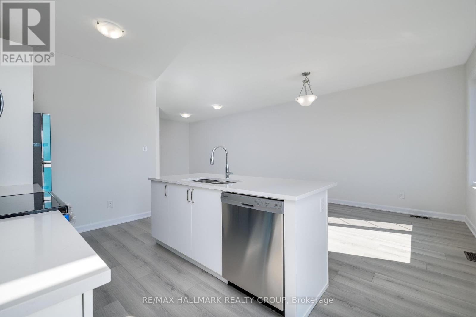 305 Raheen Court, Ottawa, Ontario  K2C 3H2 - Photo 10 - X12451444