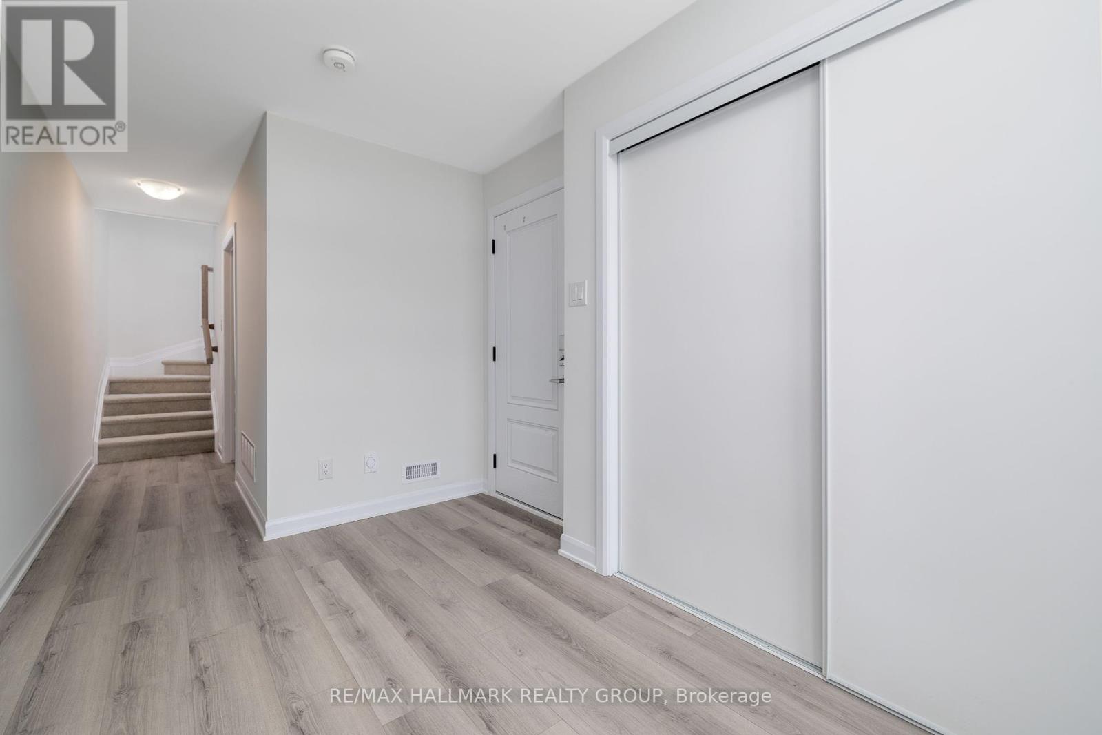 305 Raheen Court, Ottawa, Ontario  K2C 3H2 - Photo 4 - X12451444
