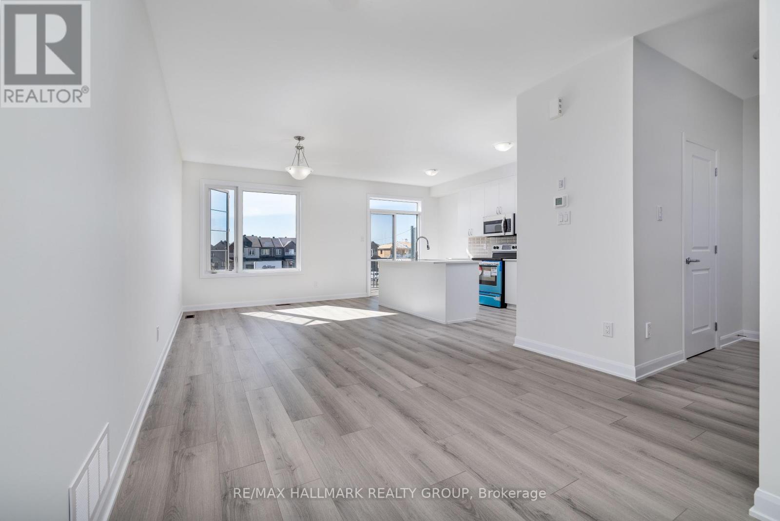 305 Raheen Court, Ottawa, Ontario  K2C 3H2 - Photo 5 - X12451444