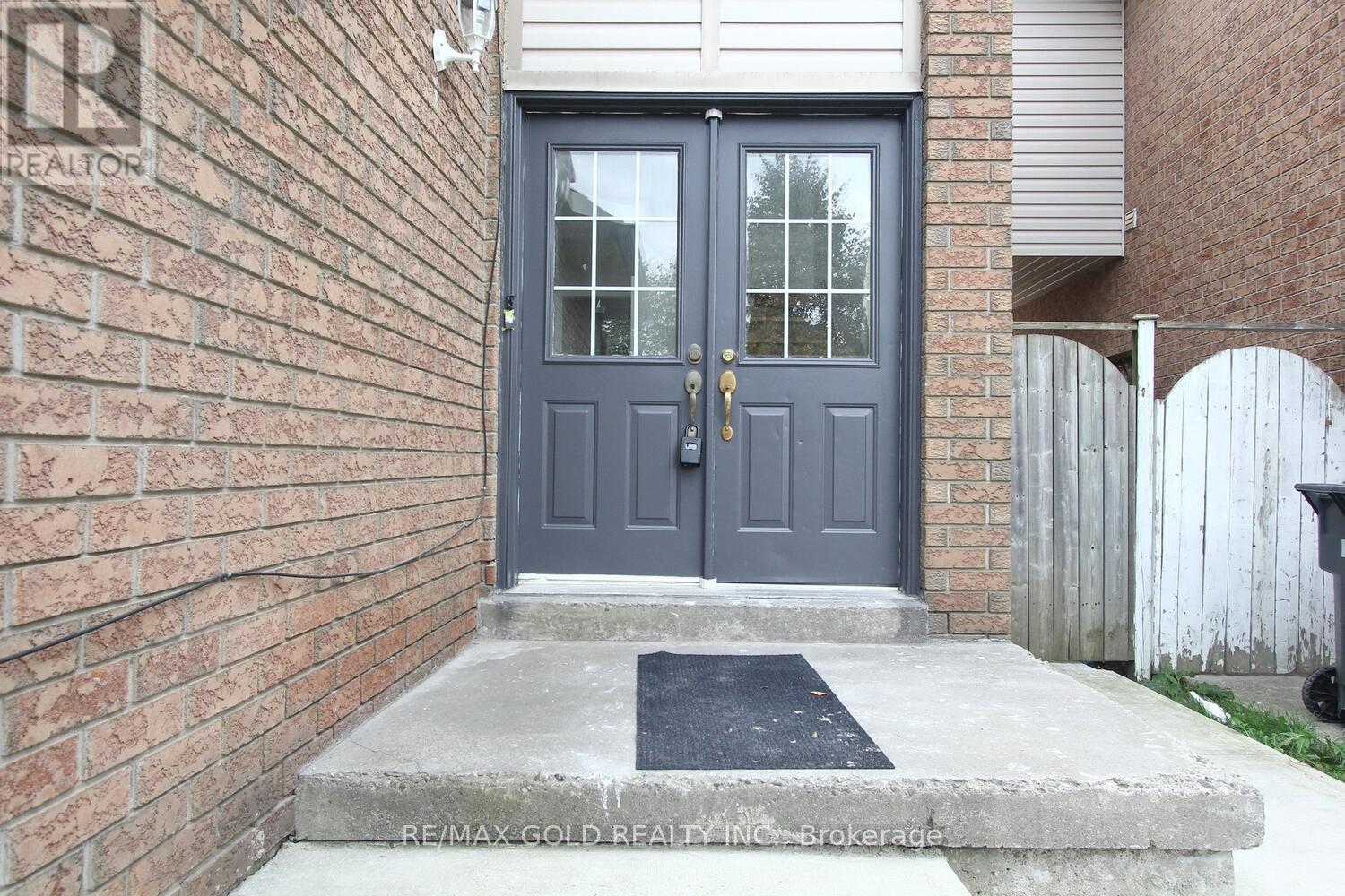 96 Lauraglen Crescent, Brampton (Fletcher's Creek South), Ontario  L6Y 5A6 - Photo 4 - W12451327