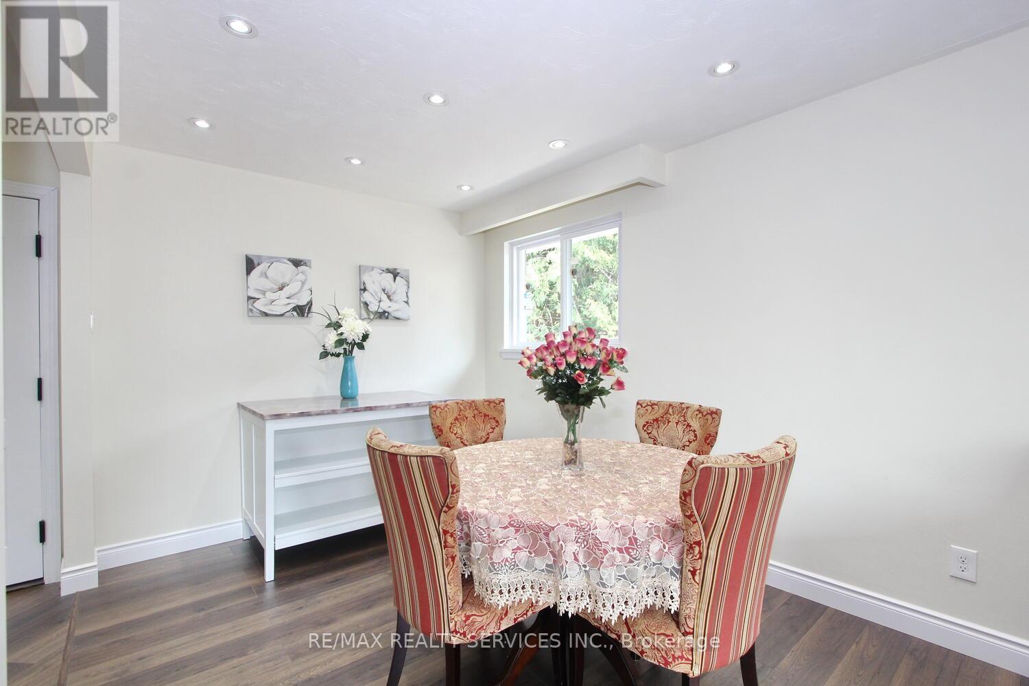 32 Sanford Crescent, Brampton (Northwood Park), Ontario  L6X 2C3 - Photo 13 - W12451329