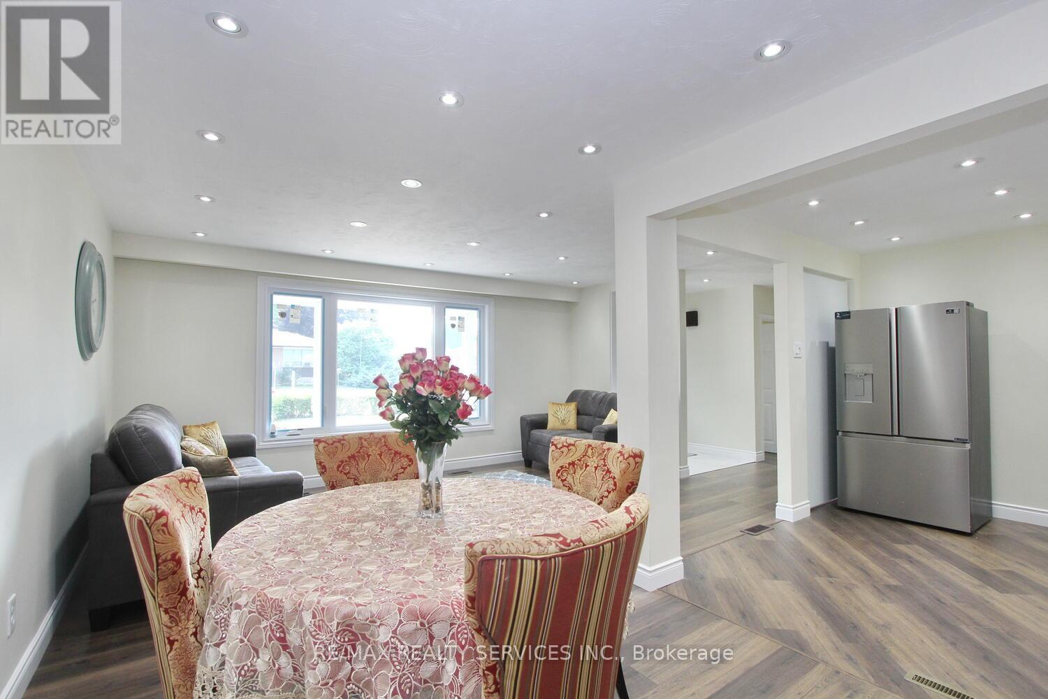 32 Sanford Crescent, Brampton (Northwood Park), Ontario  L6X 2C3 - Photo 14 - W12451329