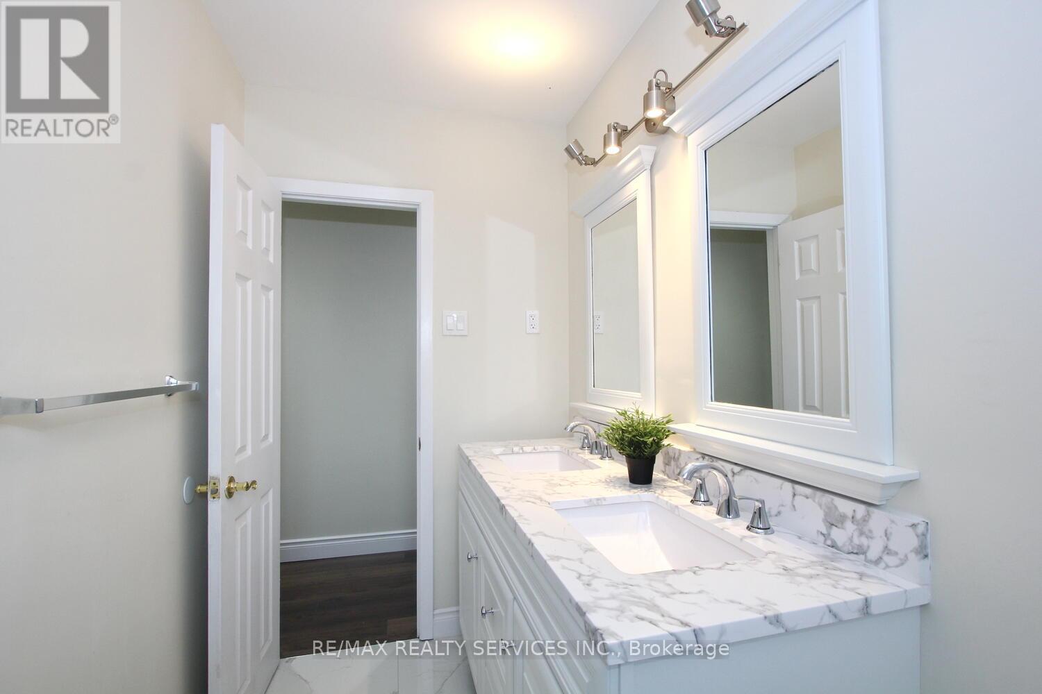 32 Sanford Crescent, Brampton (Northwood Park), Ontario  L6X 2C3 - Photo 25 - W12451329