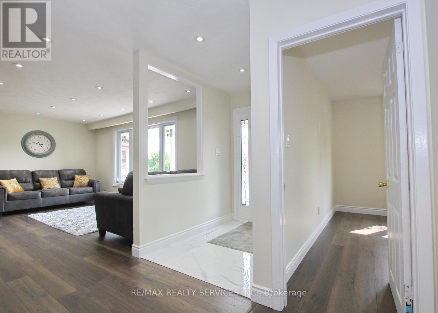 32 Sanford Crescent, Brampton (Northwood Park), Ontario  L6X 2C3 - Photo 29 - W12451329