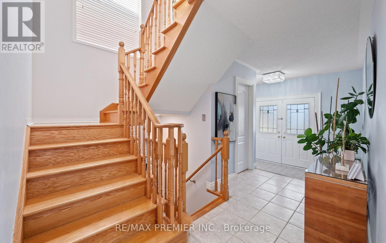 49 Fallstar Crescent, Brampton, Ontario  L7A 2J7 - Photo 5 - W12451349