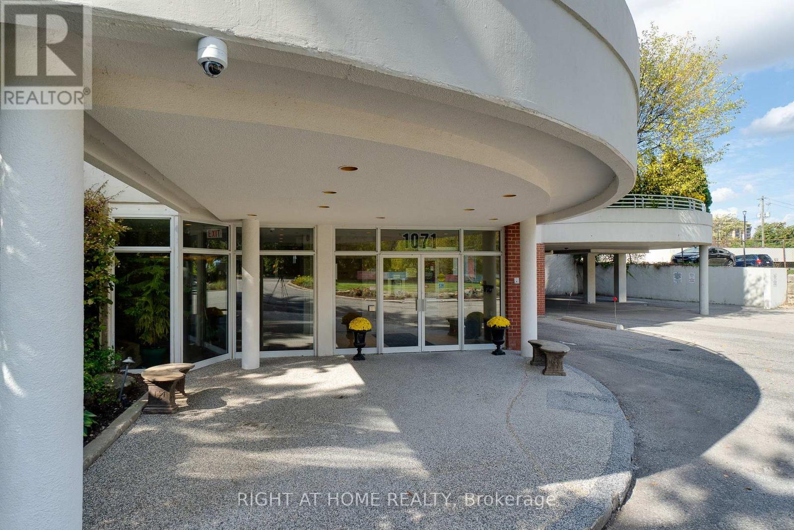 202 - 1071 Queens Avenue, Oakville (Cp College Park), Ontario  L6H 2R5 - Photo 3 - W12451377