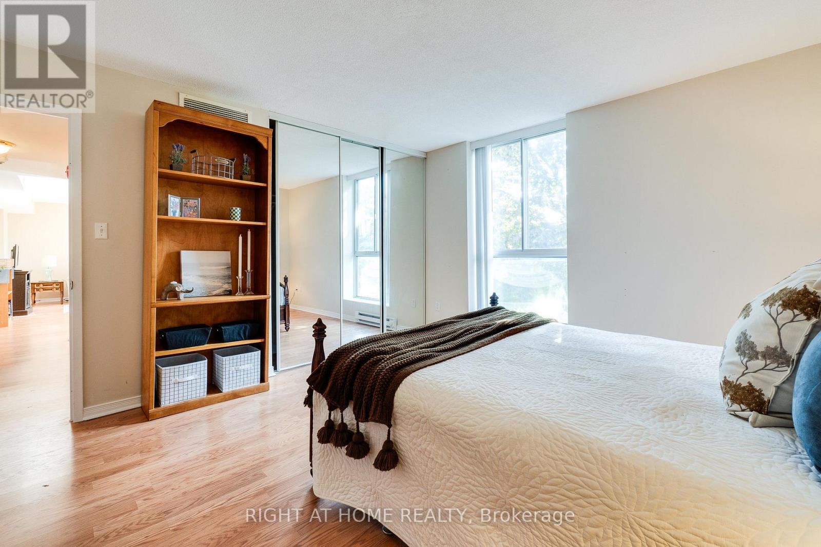 202 - 1071 Queens Avenue, Oakville (Cp College Park), Ontario  L6H 2R5 - Photo 30 - W12451377