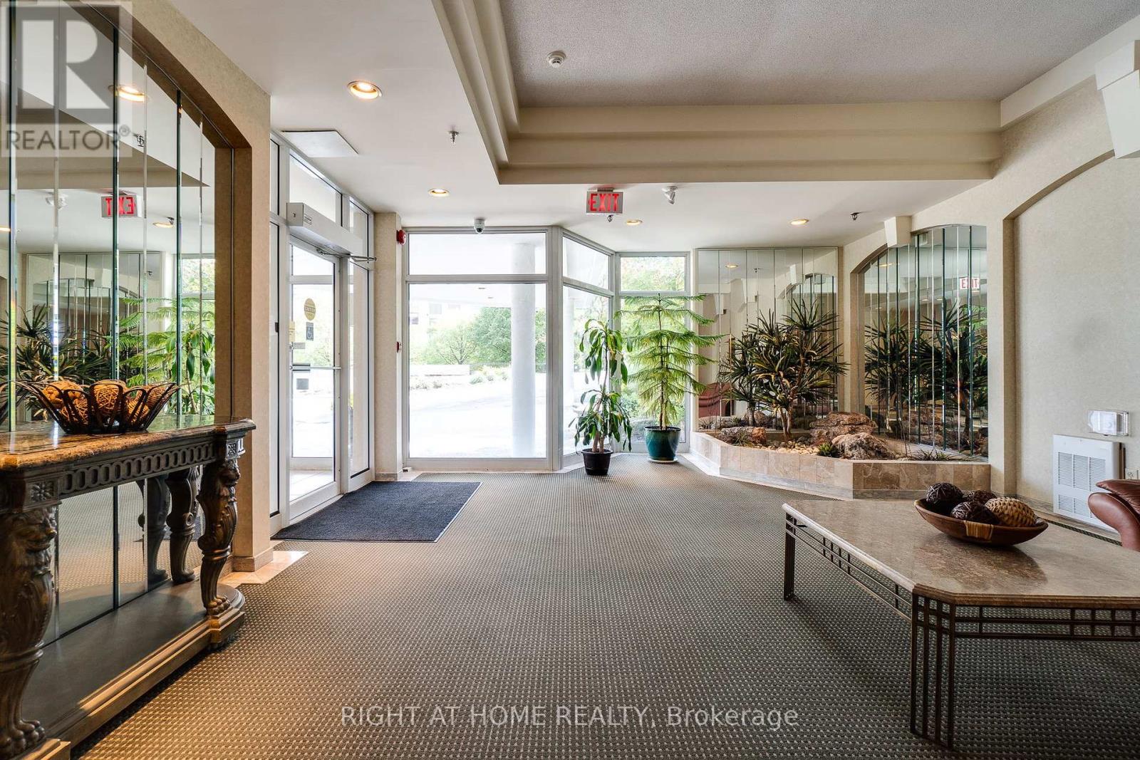 202 - 1071 Queens Avenue, Oakville (Cp College Park), Ontario  L6H 2R5 - Photo 4 - W12451377