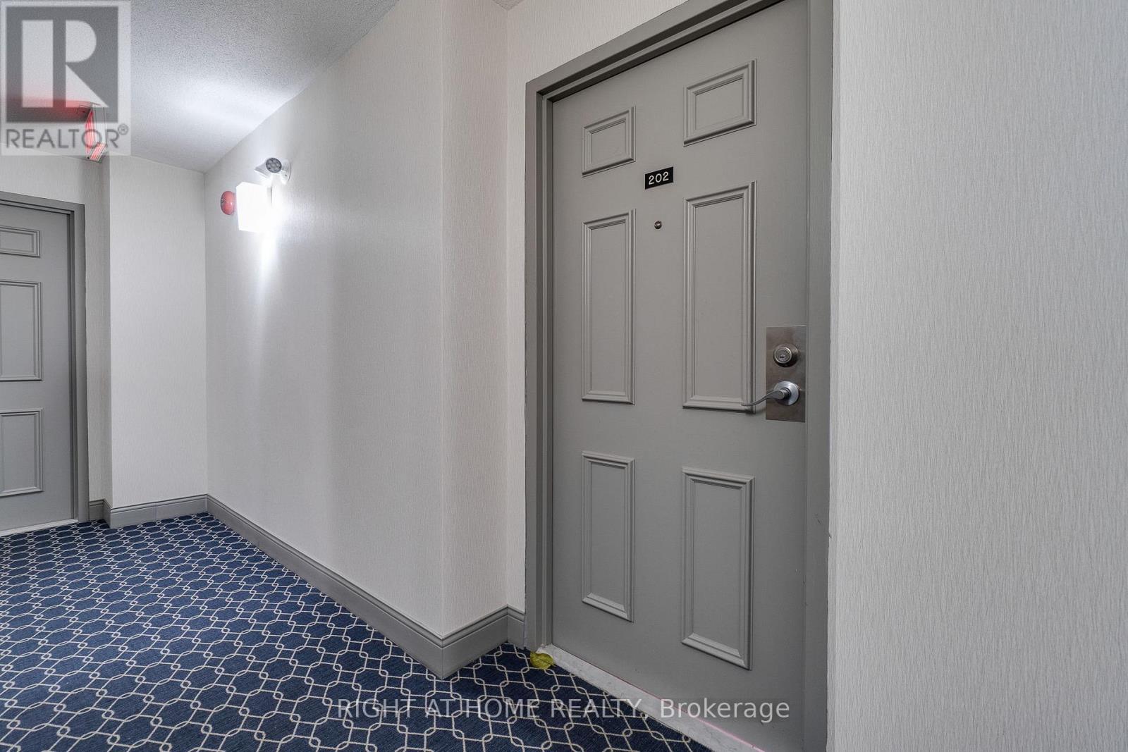 202 - 1071 Queens Avenue, Oakville (Cp College Park), Ontario  L6H 2R5 - Photo 5 - W12451377