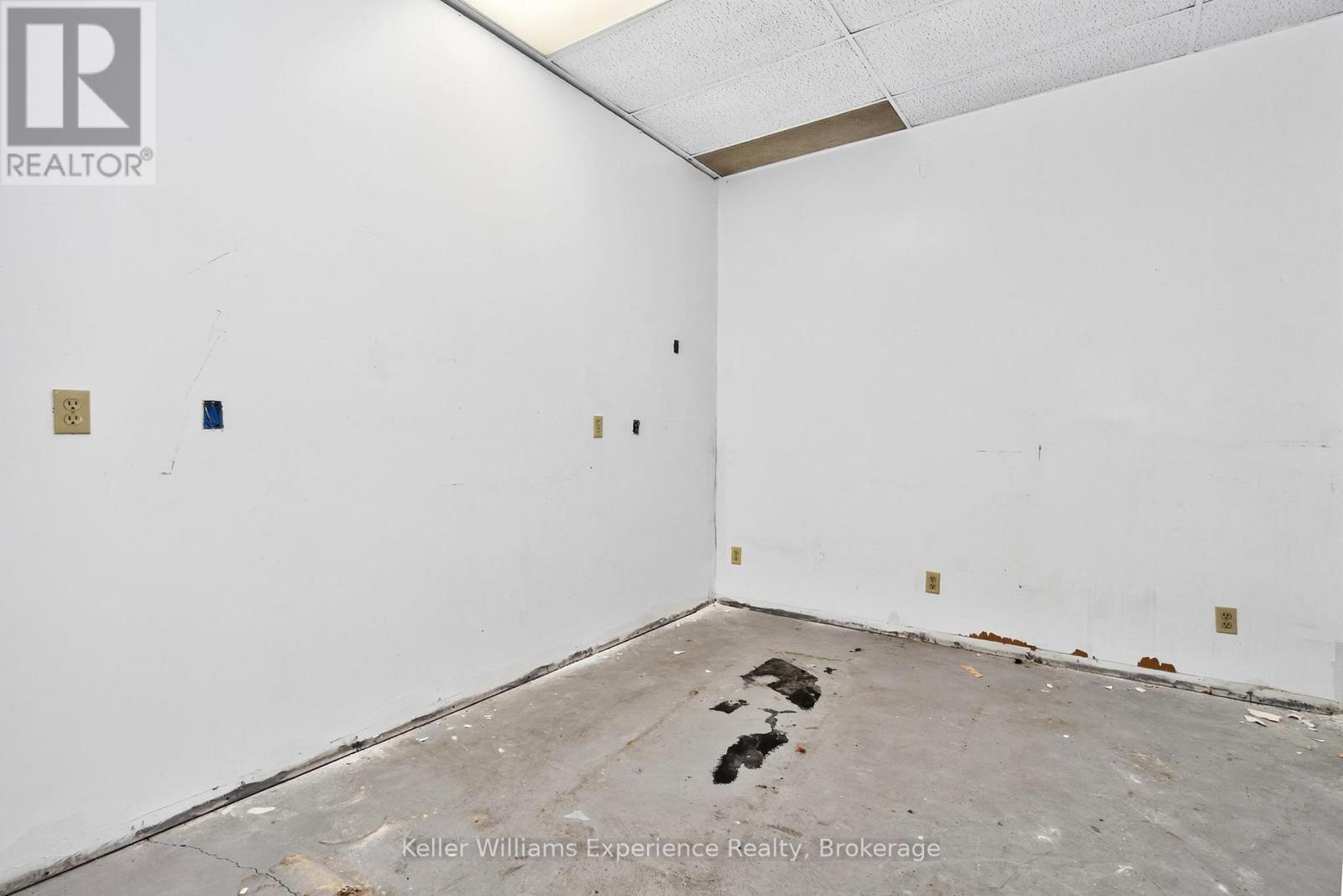 3 - 175 Main Street, Penetanguishene, Ontario  L9M 1L8 - Photo 10 - S12451465