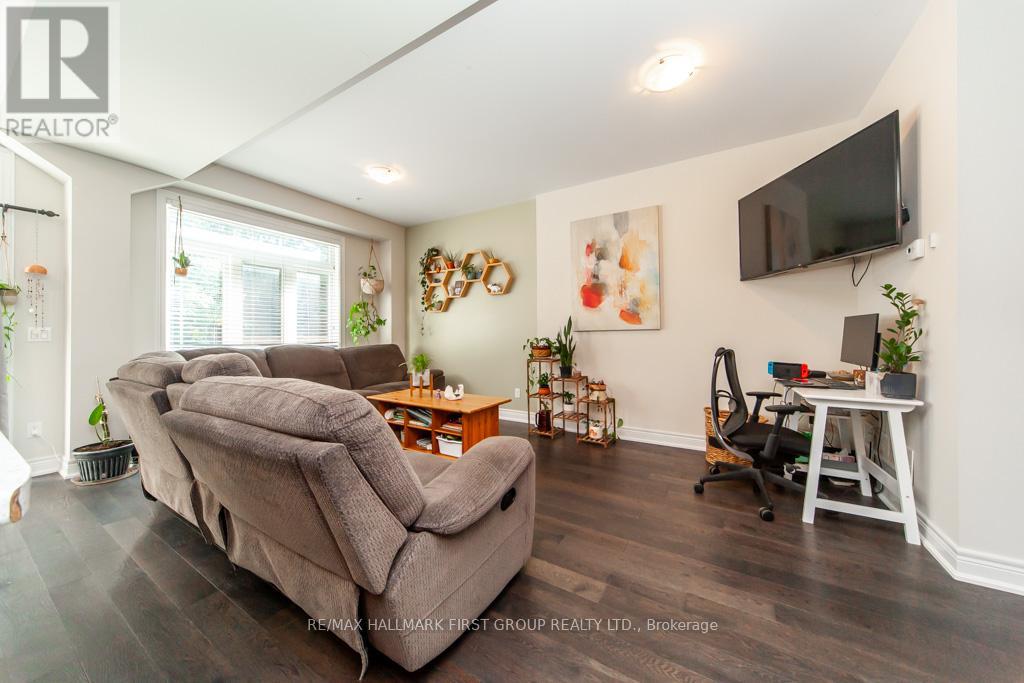 99 Manhattan Court, St. Catharines (Haig), Ontario  L2R 0B8 - Photo 5 - X12451276
