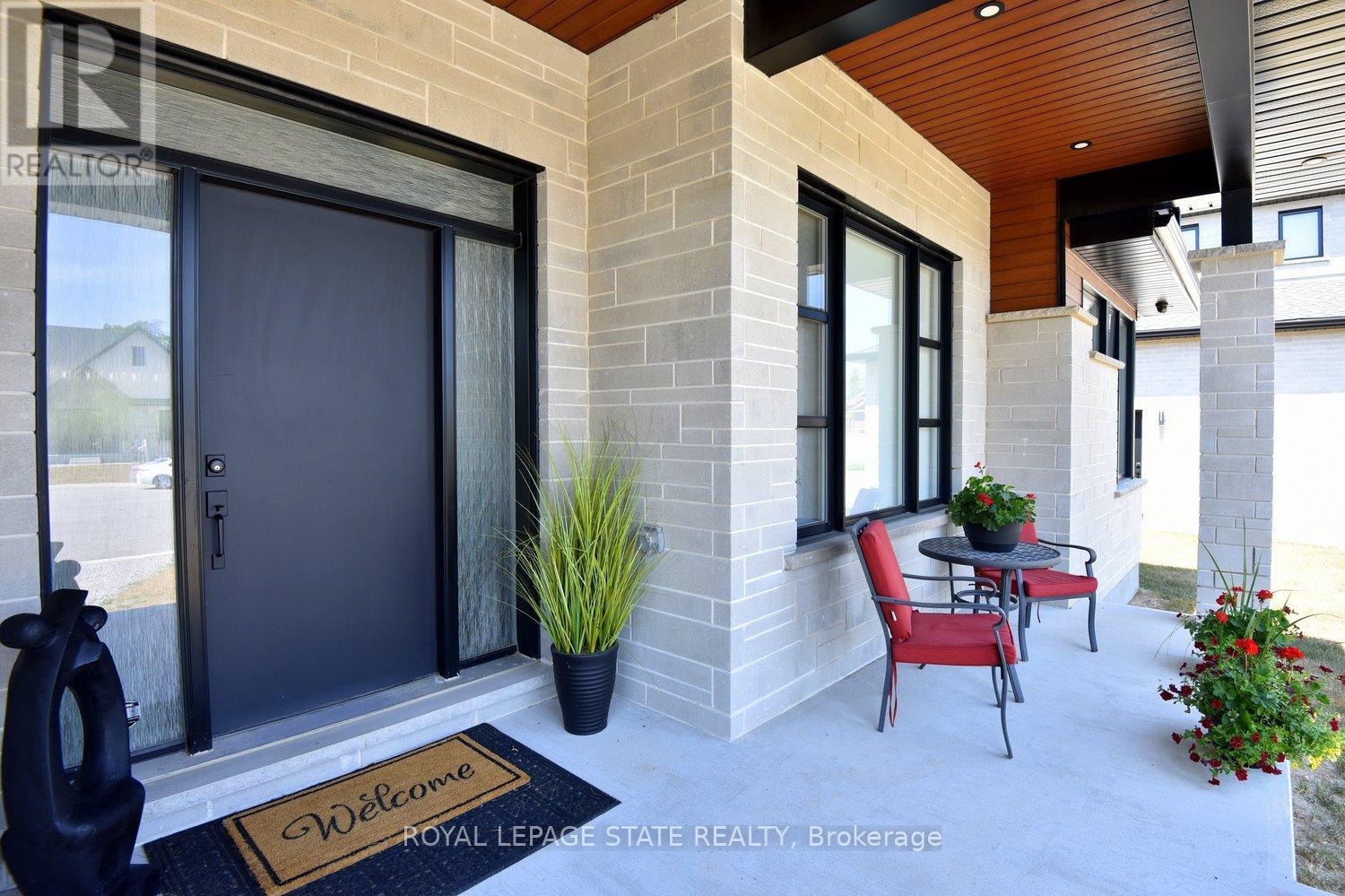 3642 Vosburgh Place, Lincoln (Beamsville), Ontario  L0R 1G0 - Photo 3 - X12451338
