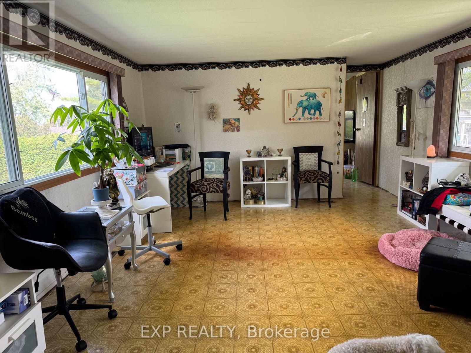 15 Park Crescent, Kawartha Lakes (Lindsay), Ontario  K9V 4R1 - Photo 11 - X12451394