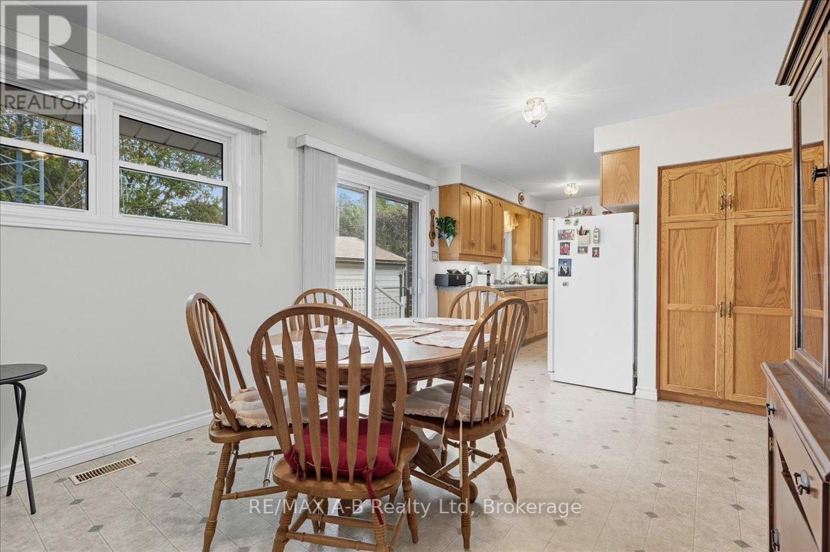 5 Mcdonald Street, Stratford, Ontario  N5A 4W4 - Photo 11 - X12451511