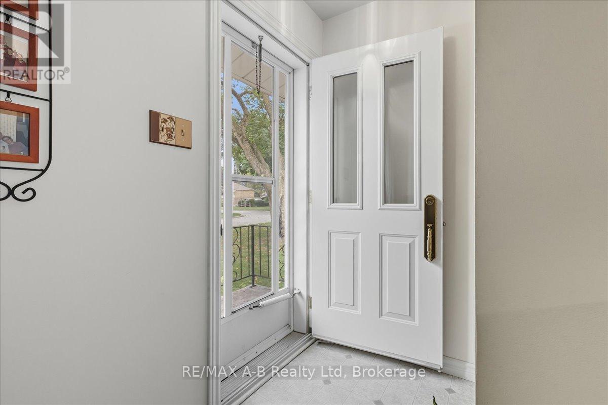 5 Mcdonald Street, Stratford, Ontario  N5A 4W4 - Photo 6 - X12451511