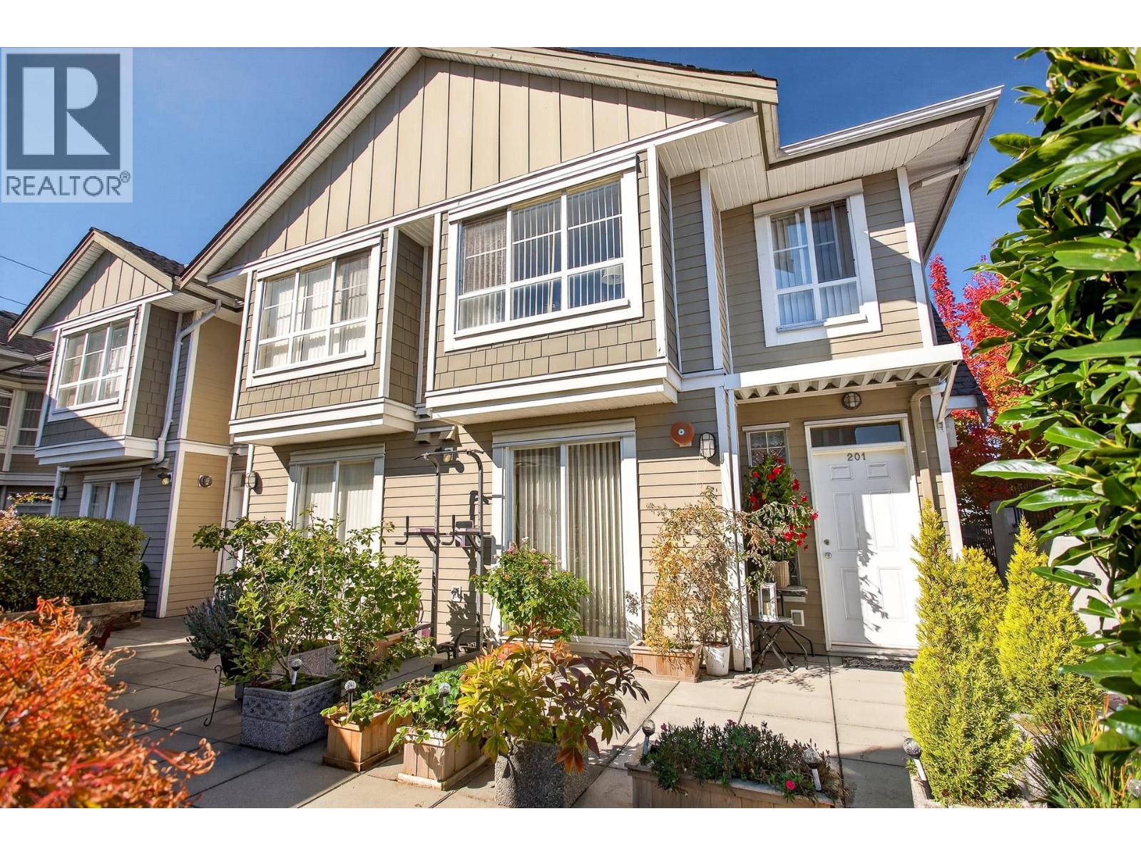 201 815 FIRST STREET, New Westminster, British Columbia