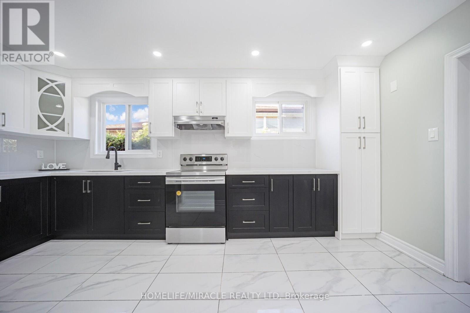 3777 Woodruff Crescent, Mississauga, Ontario  L4T 1T8 - Photo 9 - W12386527