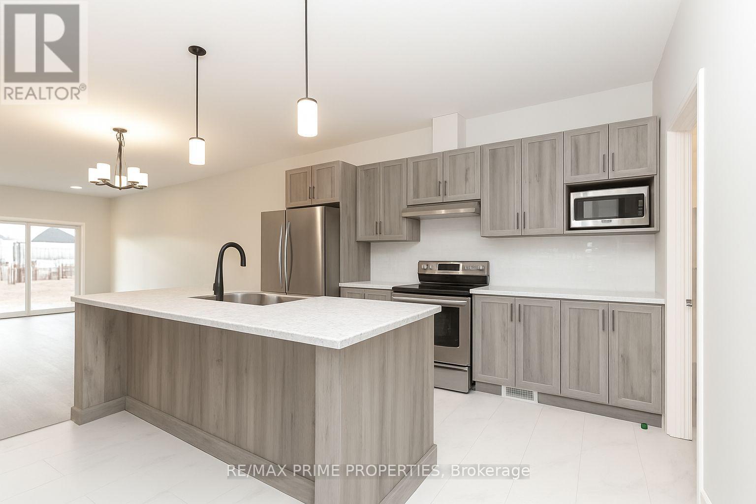 562 Regina Street, Russell, Ontario  K0A 1W0 - Photo 5 - X12450611