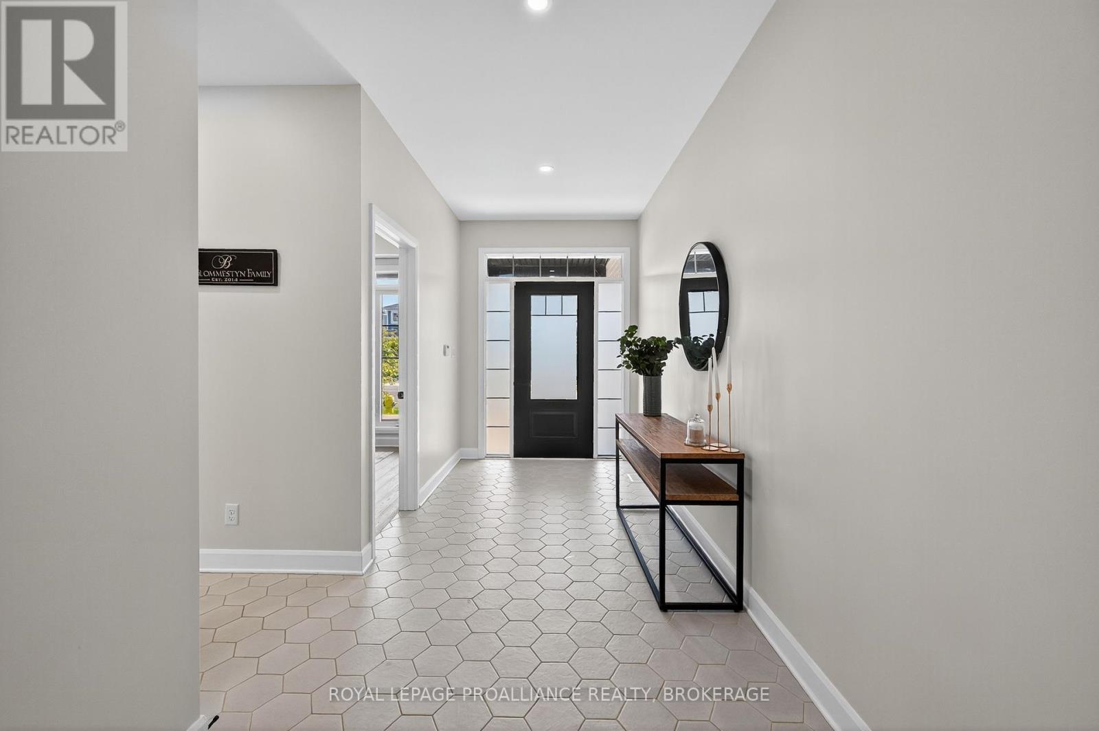 756 Riverview Way, Kingston, Ontario  K7K 0J2 - Photo 2 - X12451615