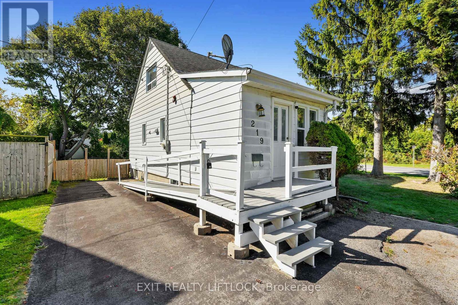 219 Burnham Street, Cobourg, Ontario  K9A 2W5 - Photo 4 - X12451589