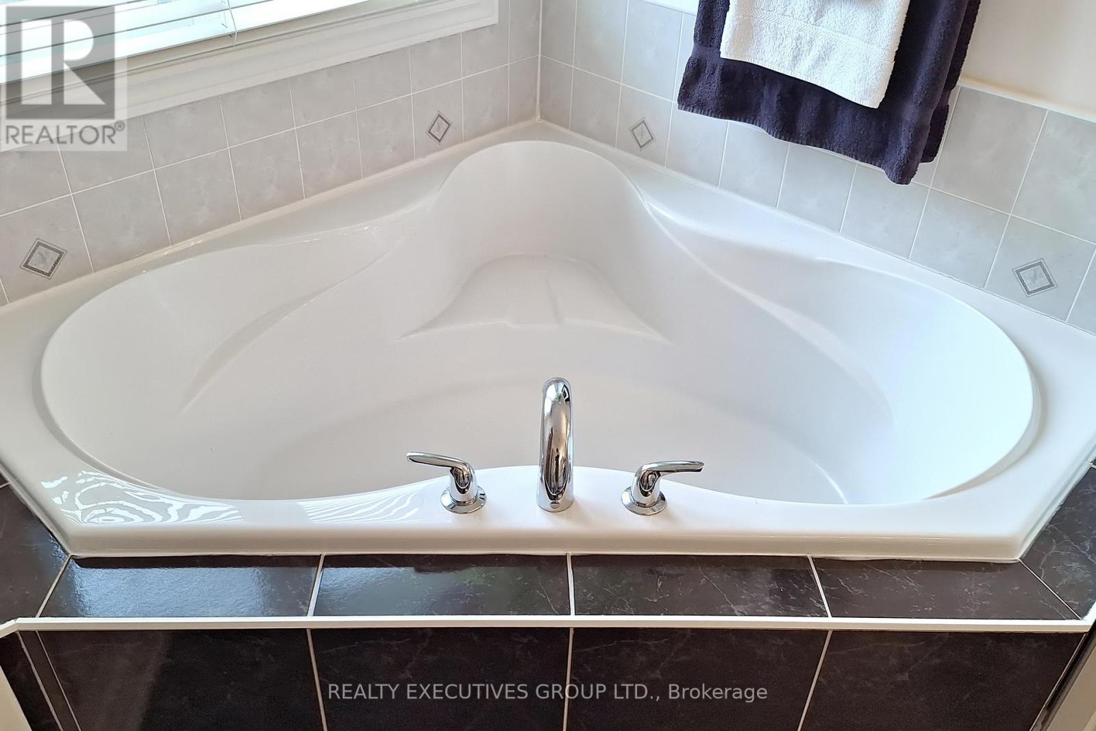 32 Shadow Falls Drive, Richmond Hill, Ontario  L4E 4J7 - Photo 28 - N12451472