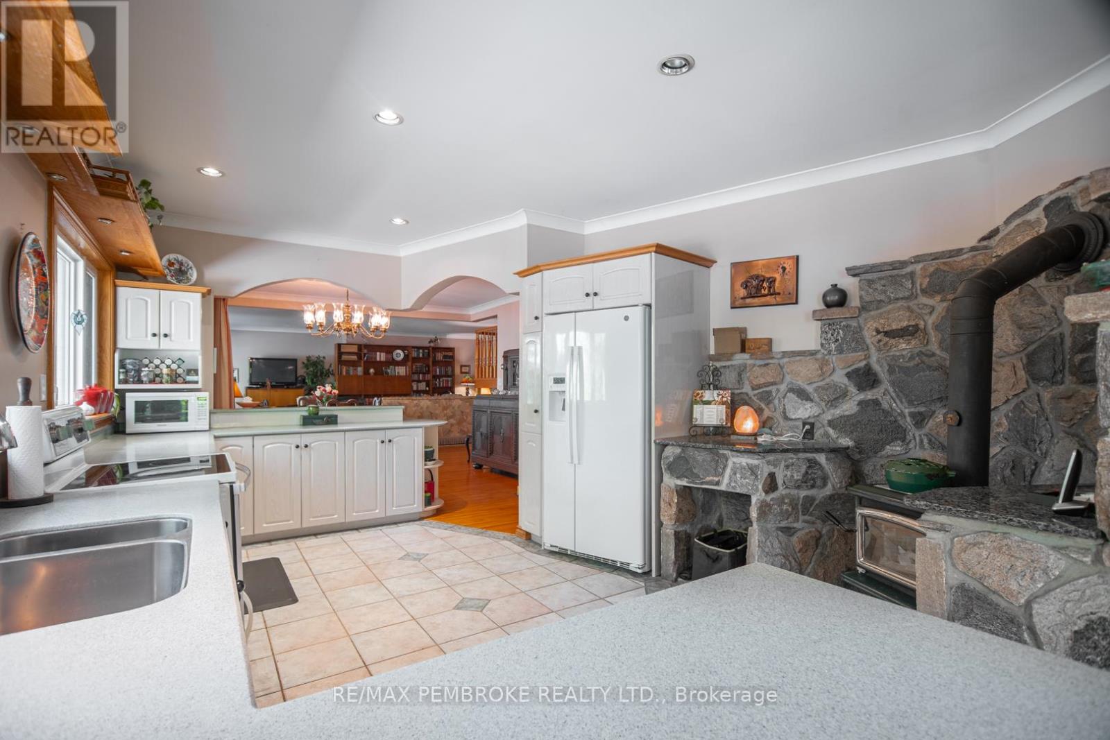 55 Blue Danube Way, Laurentian Valley, Ontario  K8A 6W2 - Photo 14 - X12451564
