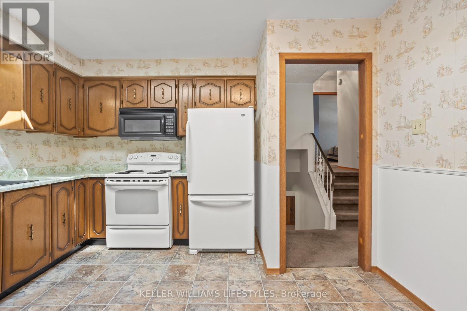 195 Queen Street, North Middlesex (Ailsa Craig), Ontario  N0M 1A0 - Photo 12 - X12451656