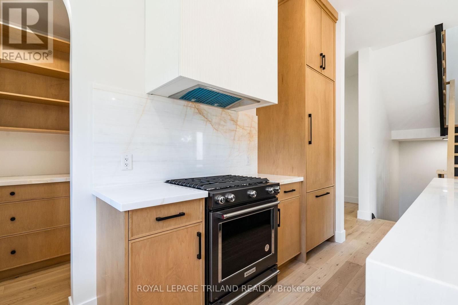 34 Alberta Street, Lambton Shores, Ontario  N0M 1T0 - Photo 10 - X12451693