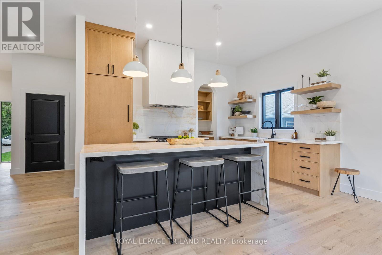 32 Alberta Street, Lambton Shores, Ontario  N0M 1T0 - Photo 9 - X12451695