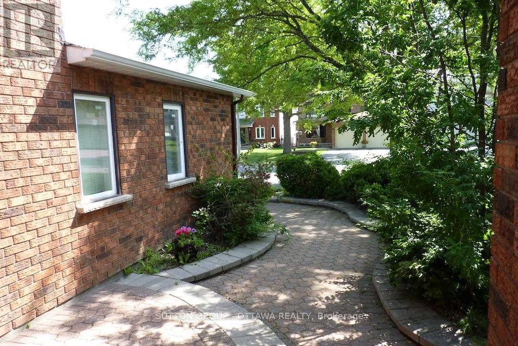 32 Cellini Court W, Ottawa, Ontario  K1G 5K3 - Photo 4 - X12451652